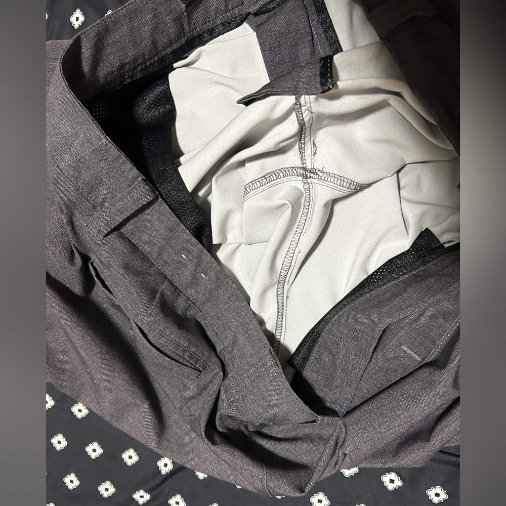 Used Men’s CSG (Champs Sports Gear) dark charcoal grey/ black shorts - size 38 - Picture 13 of 16
